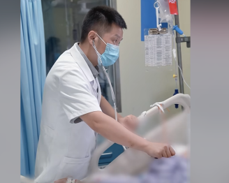  江苏省首届“最美医务工作者” | 42岁ICU医生# 高能量 的0.5天？高能量于重症人而言，不是帅气的甩着白大褂，也不是风风火火的立着人设，而是时刻保持高能大脑对待每一位患者！